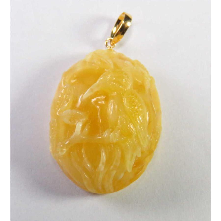 琥珀バルト産　乳白琥珀のカワセミの彫刻Ｋ１８ペンダント