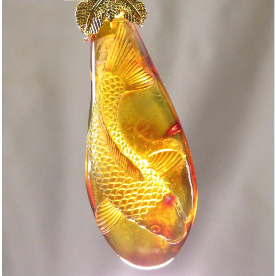 琥珀メキシコ産　レインボーアンバーの鯉の彫刻Ｋ１８特注ペンダント｜kohakuya