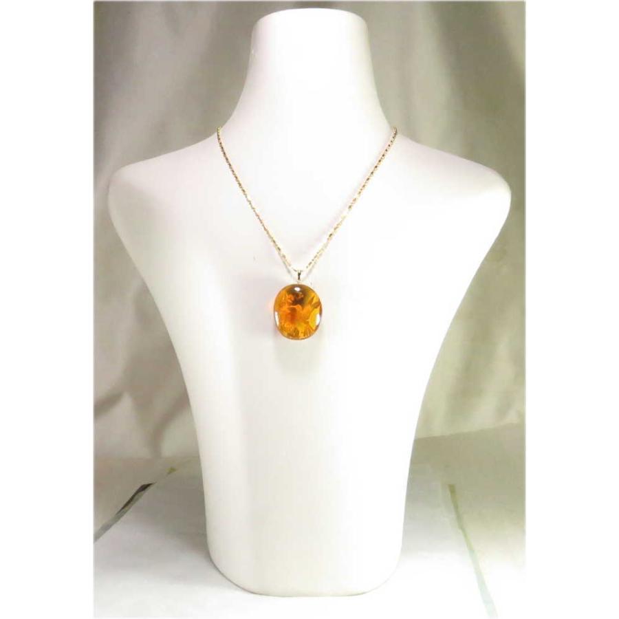 琥珀　インタリオ（裏彫り、はちどり）のＫ１８ペンダント（メキシコ産レインボーアンバー） 裏彫り