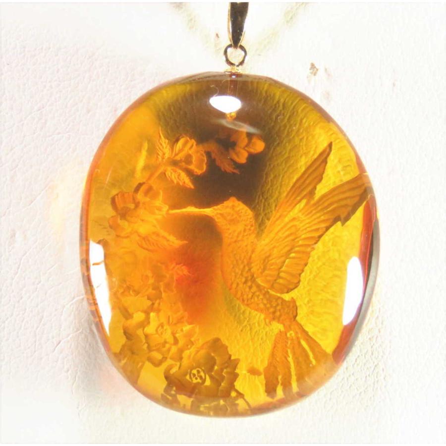 琥珀　インタリオ（裏彫り、はちどり）のＫ１８ペンダント（メキシコ産レインボーアンバー） 裏彫り