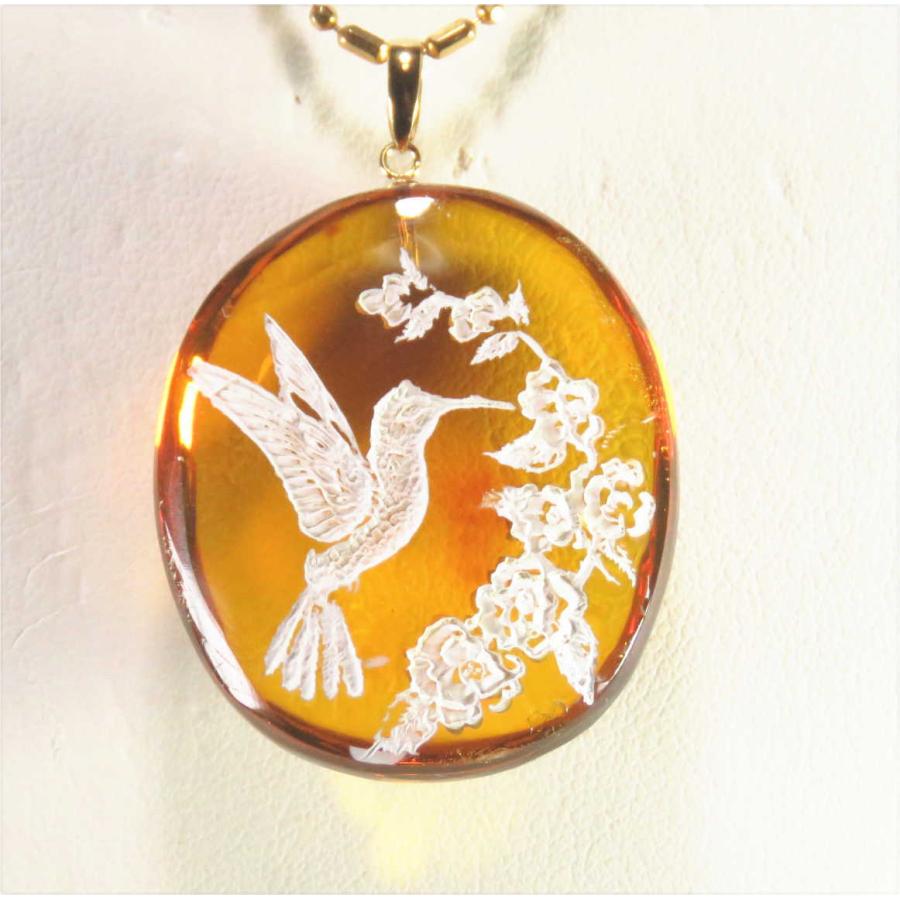 琥珀　インタリオ（裏彫り、はちどり）のＫ１８ペンダント（メキシコ産レインボーアンバー） 裏彫り