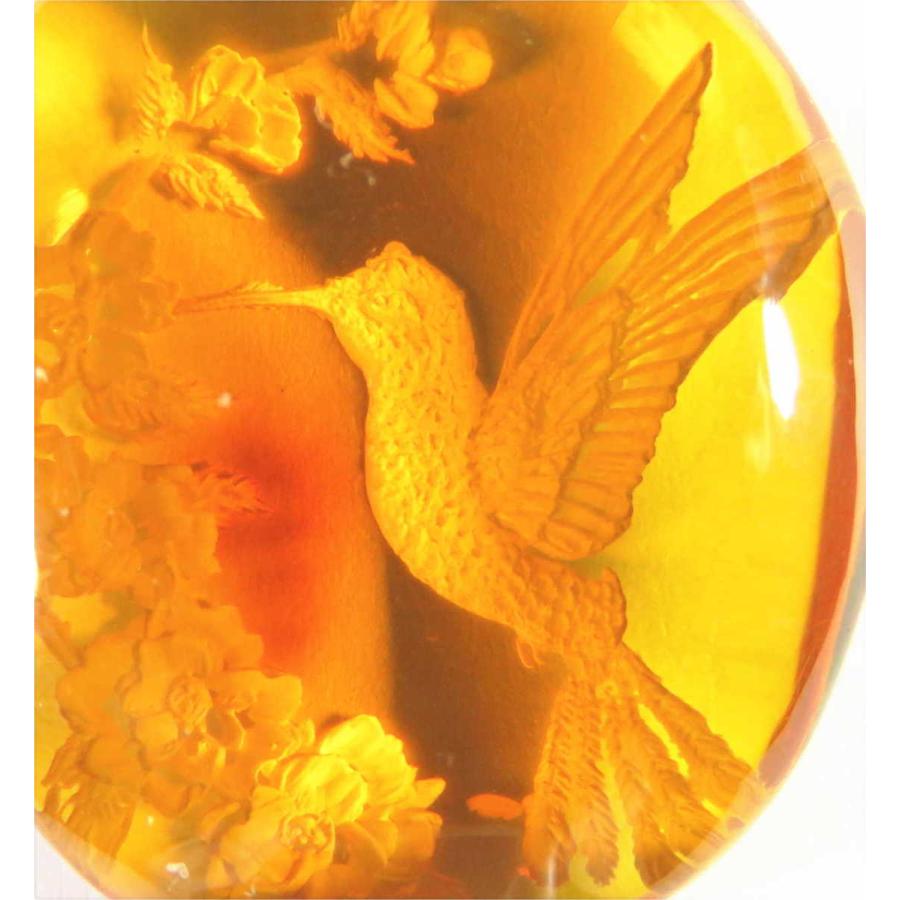 琥珀　インタリオ（裏彫り、はちどり）のＫ１８ペンダント（メキシコ産レインボーアンバー） 裏彫り