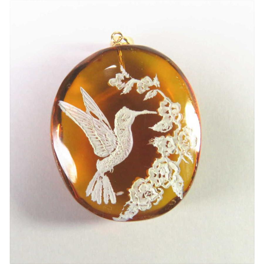 琥珀　インタリオ（裏彫り、はちどり）のＫ１８ペンダント（メキシコ産レインボーアンバー） 裏彫り