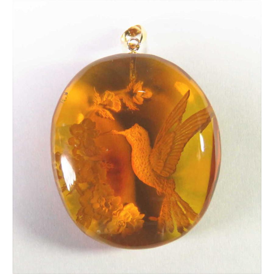 琥珀　インタリオ（裏彫り、はちどり）のＫ１８ペンダント（メキシコ産レインボーアンバー） 裏彫り