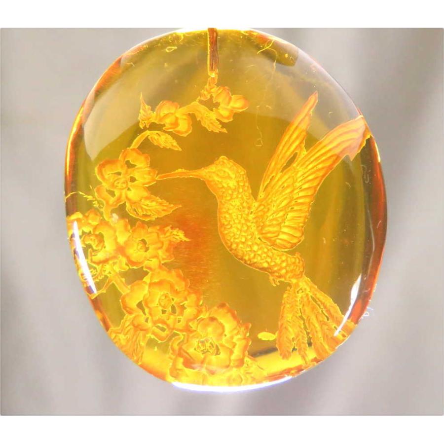 琥珀　インタリオ（裏彫り、はちどり）のＫ１８ペンダント（メキシコ産レインボーアンバー） 裏彫り