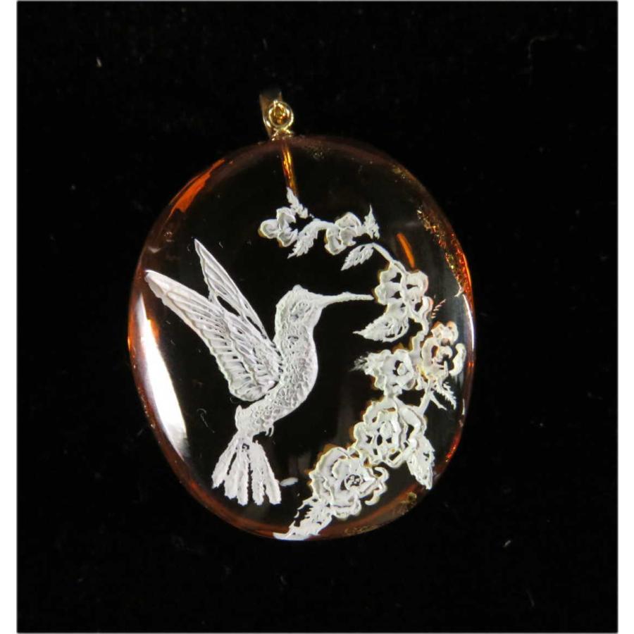 琥珀　インタリオ（裏彫り、はちどり）のＫ１８ペンダント（メキシコ産レインボーアンバー） 裏彫り