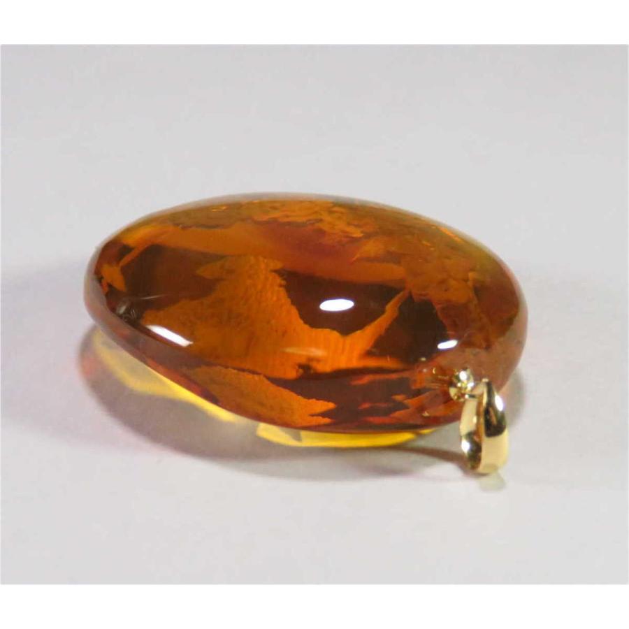 琥珀　インタリオ（裏彫り、はちどり）のＫ１８ペンダント（メキシコ産レインボーアンバー） 裏彫り