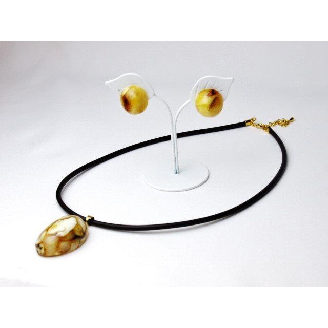 琥珀バルト産　マーブルのイヤリングと カボッション型マーブル付き チョーカー のセット