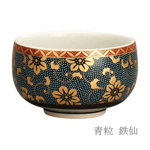 青と金の装飾的な茶碗 日本製 穴あき茶托セット 黒 フチ金 九谷焼茶碗付 青粒鉄仙 白粒鉄仙