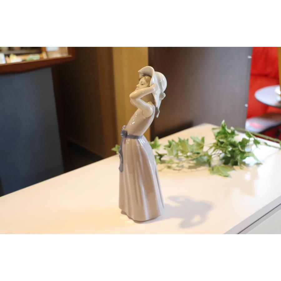 LLADRO リヤドロ フィギュリン なびかせて 若草色の少女 5011 LLADRO リヤドロ フィギュリン なびかせて 若草色の少女 5011