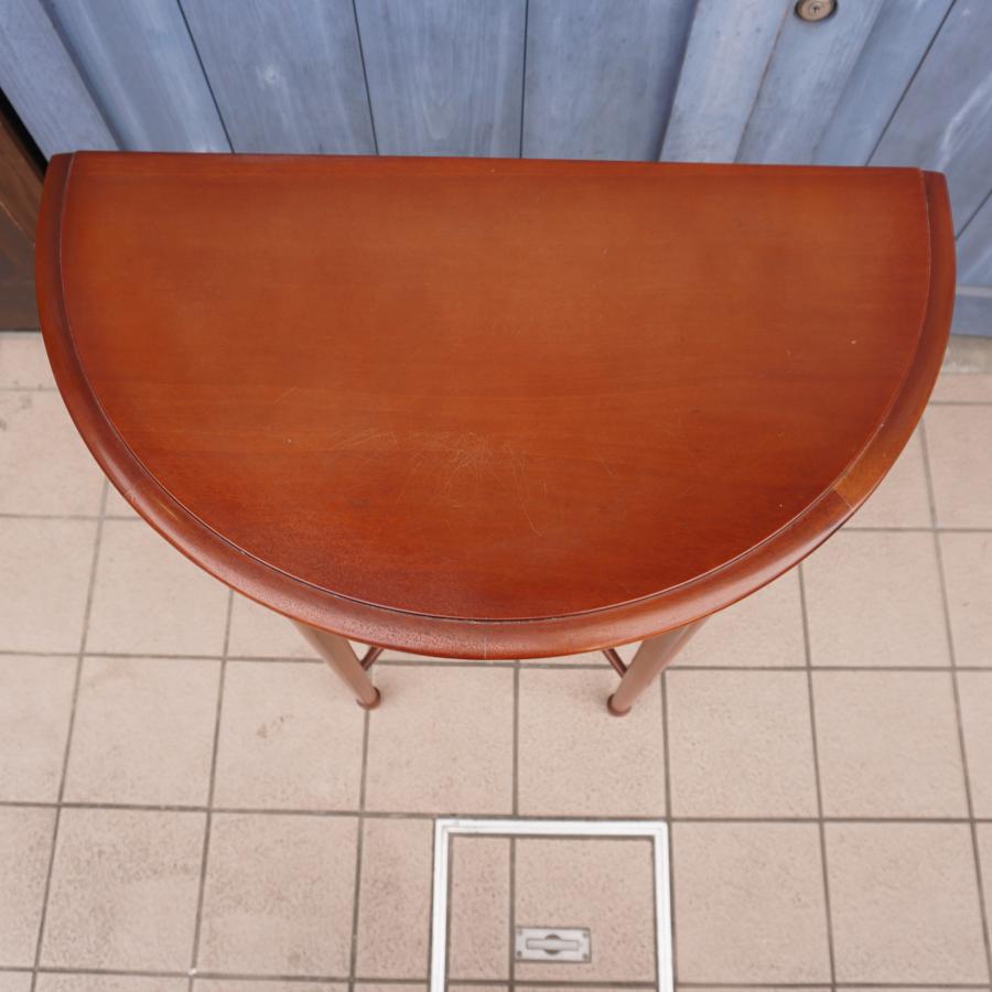 TOKAI KAGU(東海家具)のシャープな脚部が特徴的なコンソールテーブル