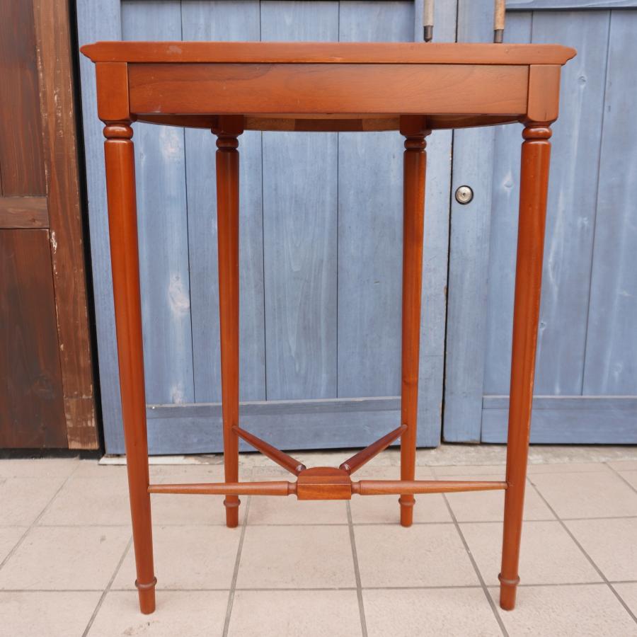 TOKAI KAGU(東海家具)のシャープな脚部が特徴的なコンソールテーブル