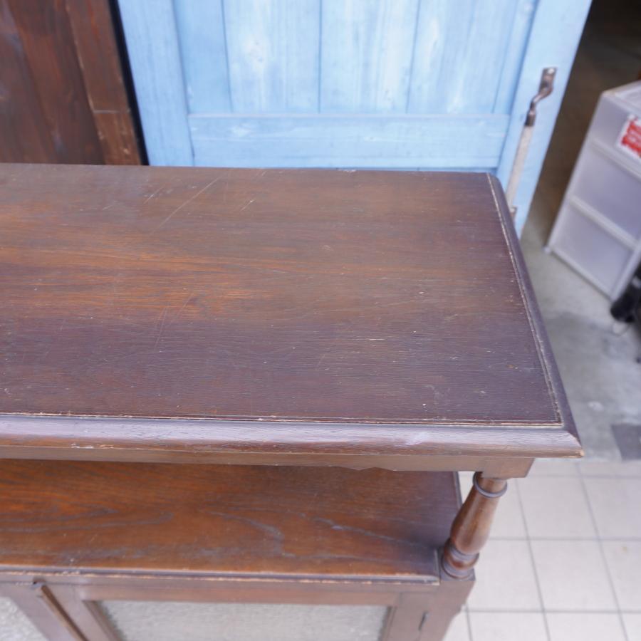 昭和レトロな開き扉のすりガラスがどこかノスタルジックなキャビネット