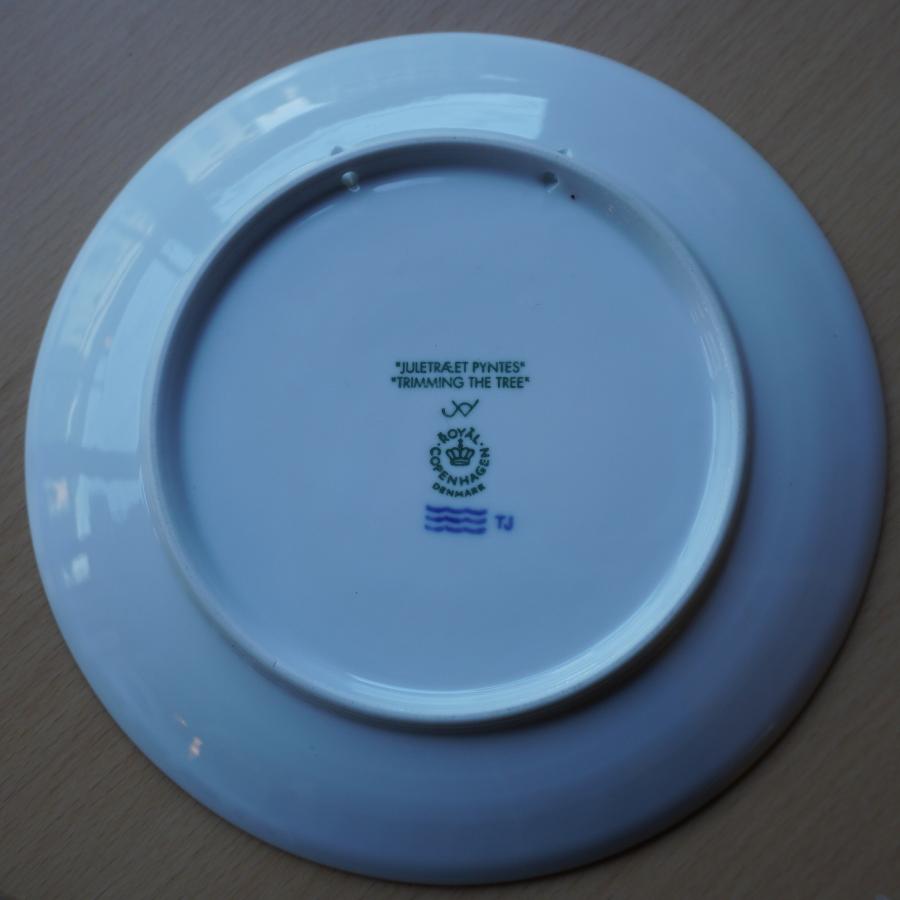 未使用品　ロイヤルコペンハーゲン　TRIMMING THE TREEお皿 未使用品 ロイヤルコペンハーゲン TRIMMING THE TREEお皿 - メルカリ