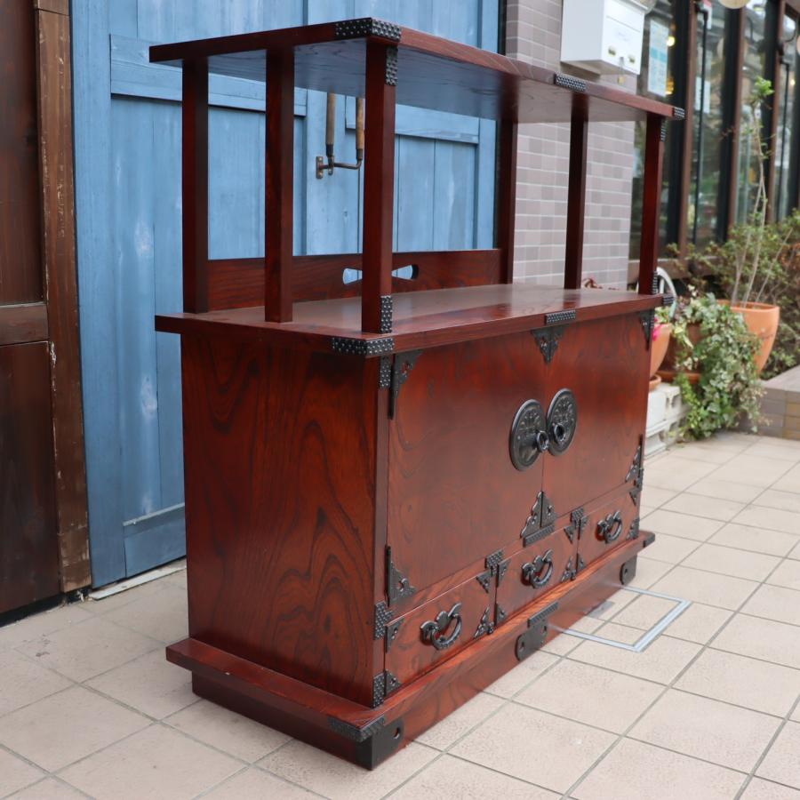 岩手の伝統工芸家具、岩谷堂箪笥 欅材を使用した漆塗り茶棚です。桐