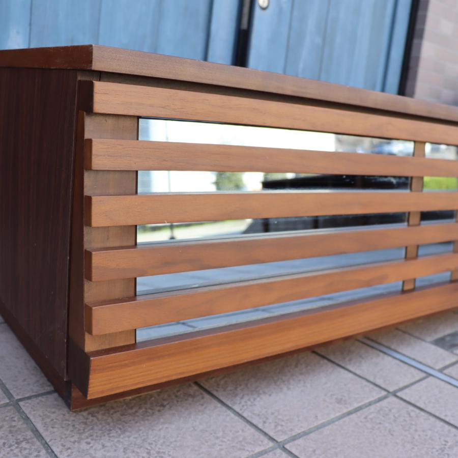 ウォールナットを使用したサロット1300 テレビボードです。格子扉が
