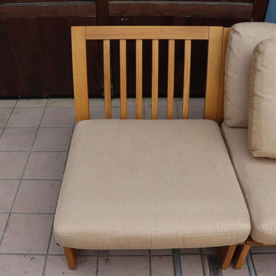 karimoku(カリモク家具)によるKIGUMI(木組)シリーズの1人掛けロー