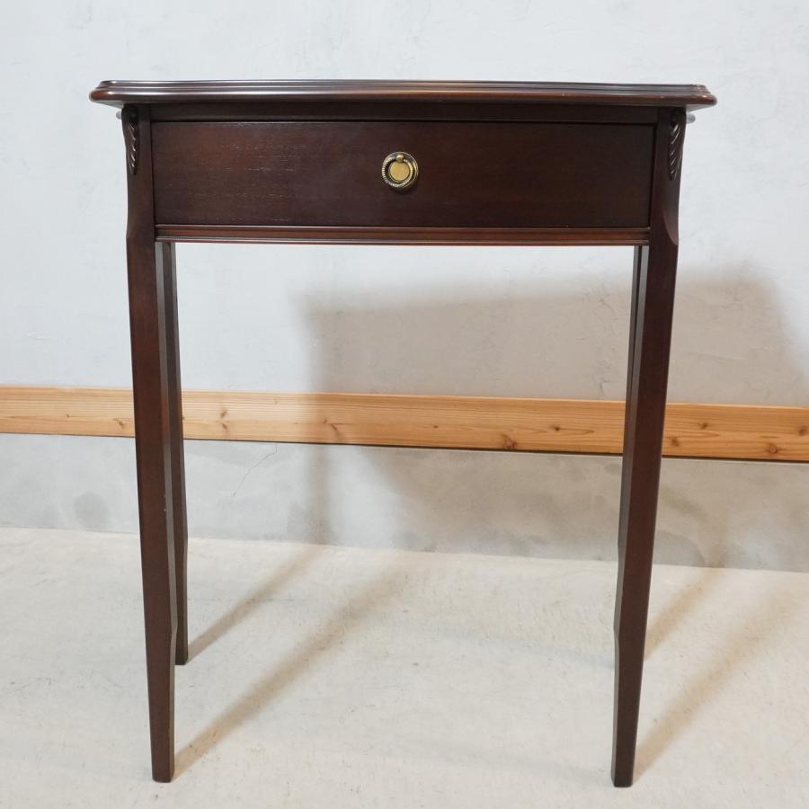 TOKAI KAGU(東海家具)のシャープな脚部が特徴的なコンソール TOKAI KAGU(東海家具)のシャープな脚部が特徴的なコンソール