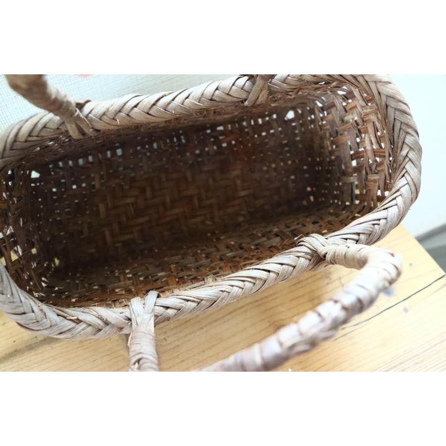 新潟県阿賀町産の山葡萄で編まれた”かごバック”です！山葡萄のツルを一つ一つ丁寧に編み込んだ手編みの手提げバック。和装・洋装・シーズンを問わず活躍してくれます。使い込むほどに味わい深い逸品です♪ 新潟県阿賀町産の山葡萄で編まれた”かごバック”です！山葡萄のツルを一