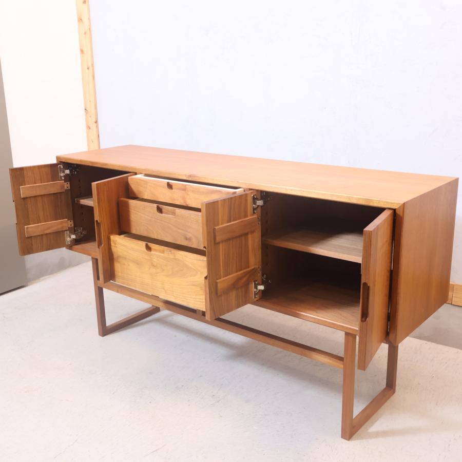 IDC OTSUKA(大塚家具)取り扱い、salvia(サルビア) ウォールナット材 リビングボード。美しい杢目を活かした落ち着きのある表情とこだわりのある精巧な造りが魅力的なサイドボード♪松井木工 IDC OTSUKA(大塚家具)取り扱い、salvia(サルビア) ウォールナット材
