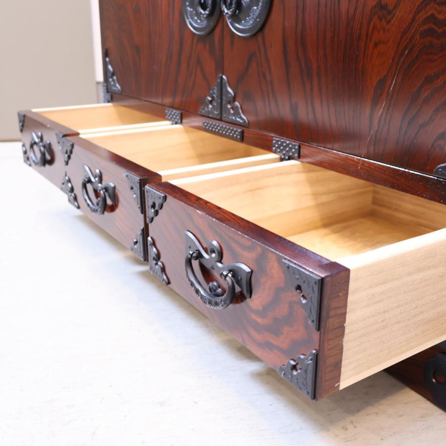 岩手の伝統工芸家具、岩谷堂箪笥 欅材を使用した漆塗りサイドボード