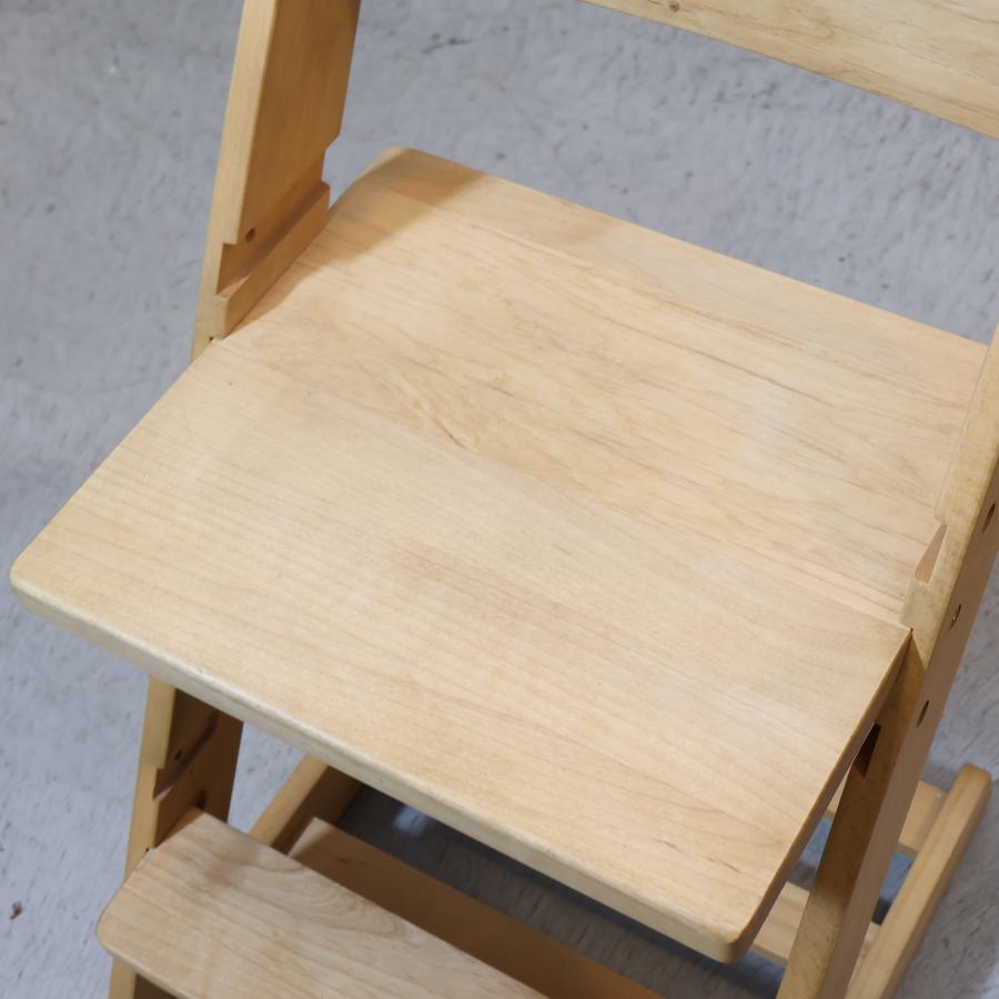 SUGIKOJO(杉工場) 学習椅子です。天然木のアルダー材を使用したシンプルなデスクチェア。フレームの角をなくした優しいデザインのキッズチェアは高さ調整も可能なのでお子様の学習椅子に最適です♪ SUGIKOJO(杉工場) レオ 板座 キッズチェアです。天然木のアルダー材と