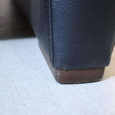 人気のkarimoku(カリモク家具)よりChitano(チターノ)の本革を使用した2人掛けソファー/Z18112です！コンパクトでありながらシートはゆったりとした上品なデザインのレザーラブソファー♪ 値下げ/karimoku(カリモク家具)よりChitano(チターノ)の本革を使用した