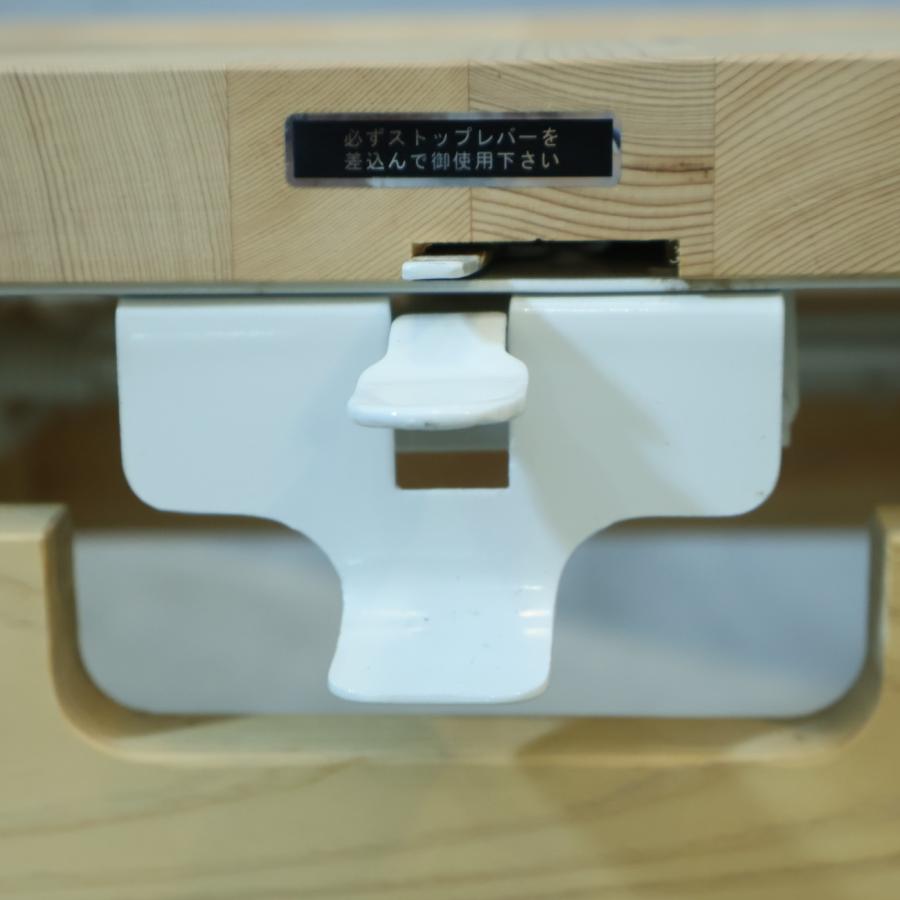 静岡のオーガニック家具ブランド XYL(キシル)のピアノチェアです。背面についてるつまみで簡単に高さ調節が可能なので、お子様のデスクチェアとしてはもちろん幅広い世代で活躍します♪ 静岡のオーガニック家具ブランド XYL(キシル)のピアノチェアです。背面