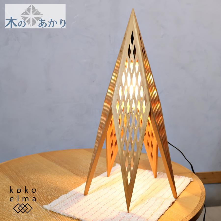 林木工芸が手掛ける”kinoakari(木のあかり)”よりスター フロアライトです。個性的なデザインのフレームに光を灯すと、星形の影が床に照らし出して、温もりのある幻想的な空間に。 林木工芸 kinoakari 木のあかり STAR スター SUT-64 フロアライト 青森