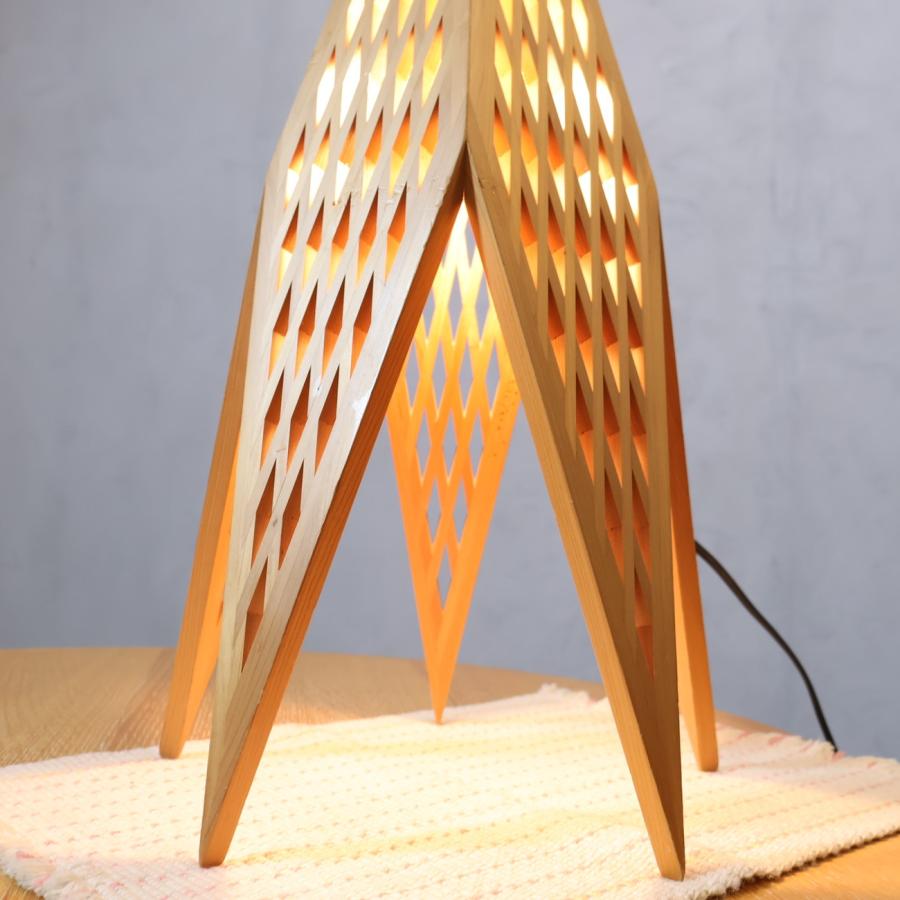 林木工芸が手掛ける”kinoakari(木のあかり)”よりスター フロアライトです。個性的なデザインのフレームに光を灯すと、星形の影が床に照らし出して、温もりのある幻想的な空間に。 林木工芸 kinoakari 木のあかり STAR スター SUT-64 フロアライト 青森