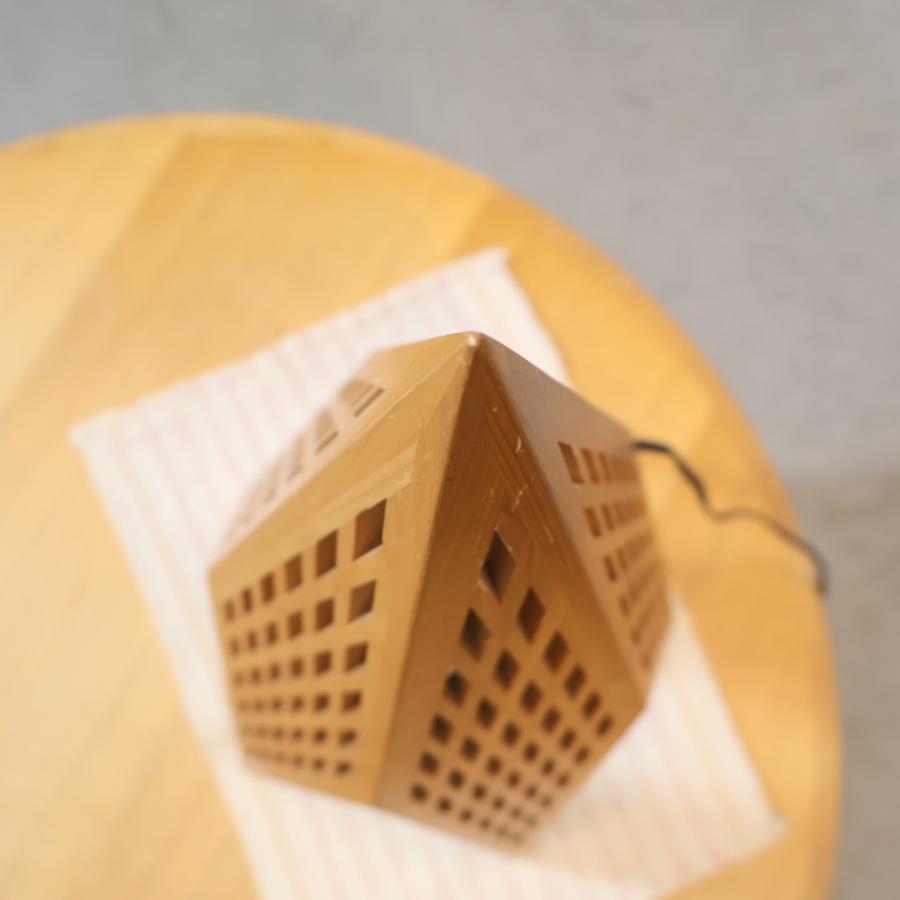 林木工芸が手掛ける”kinoakari(木のあかり)”よりスター フロアライトです。個性的なデザインのフレームに光を灯すと、星形の影が床に照らし出して、温もりのある幻想的な空間に。 林木工芸 kinoakari 木のあかり STAR スター SUT-64 フロアライト 青森