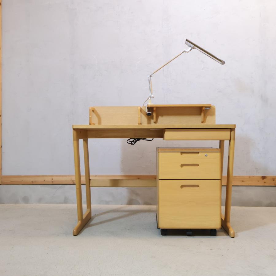 karimoku(カリモク家具)のティポリーノシリーズのオーク材 デスクセットです。ワゴンだけでなくブックスタンドとライトも付属していて、学習机としてはもちろん事務机としてもお使いいただけます♪ カリモク家具（KARIMOKU FURNITURE） karimoku ティポリーノ オーク材