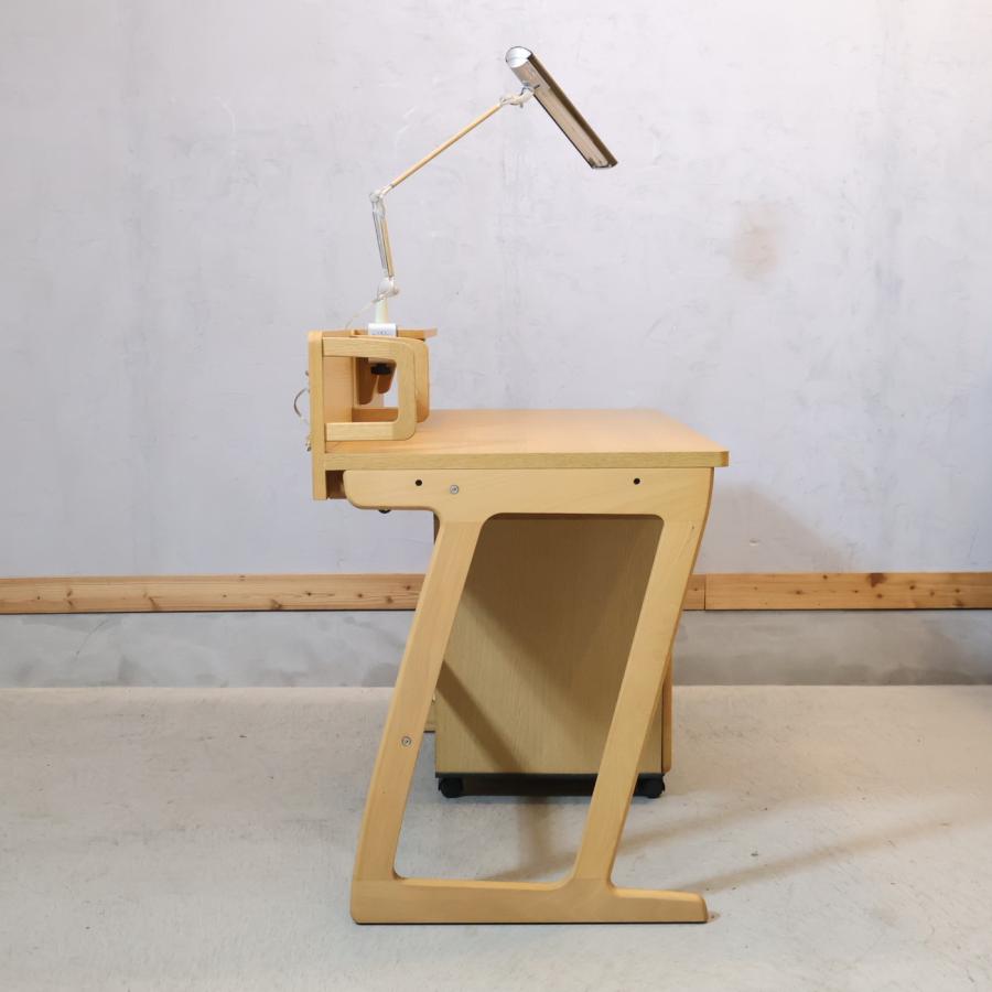 karimoku(カリモク家具)のティポリーノシリーズのオーク材 デスクセットです。ワゴンだけでなくブックスタンドとライトも付属していて、学習机としてはもちろん事務机としてもお使いいただけます♪ カリモク家具（KARIMOKU FURNITURE） karimoku ティポリーノ オーク材