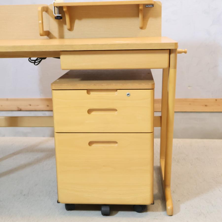 karimoku(カリモク家具)のティポリーノシリーズのオーク材 デスクセットです。ワゴンだけでなくブックスタンドとライトも付属していて、学習机としてはもちろん事務机としてもお使いいただけます♪ カリモク家具（KARIMOKU FURNITURE） karimoku ティポリーノ オーク材