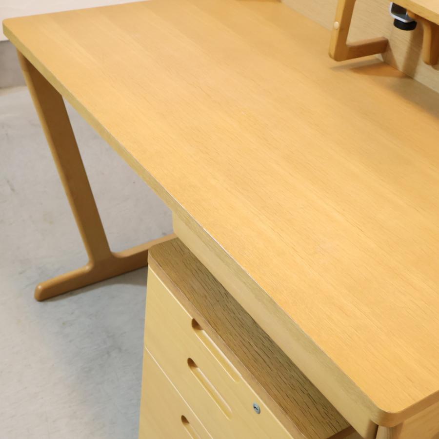karimoku(カリモク家具)のティポリーノシリーズのオーク材 デスクセットです。ワゴンだけでなくブックスタンドとライトも付属していて、学習机としてはもちろん事務机としてもお使いいただけます♪ カリモク家具（KARIMOKU FURNITURE） karimoku ティポリーノ オーク材