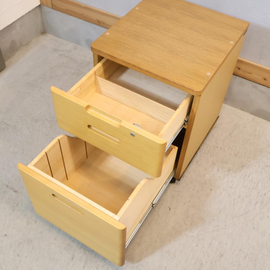 karimoku(カリモク家具)のティポリーノシリーズのオーク材 デスクセットです。ワゴンだけでなくブックスタンドとライトも付属していて、学習机としてはもちろん事務机としてもお使いいただけます♪ カリモク家具（KARIMOKU FURNITURE） karimoku ティポリーノ オーク材