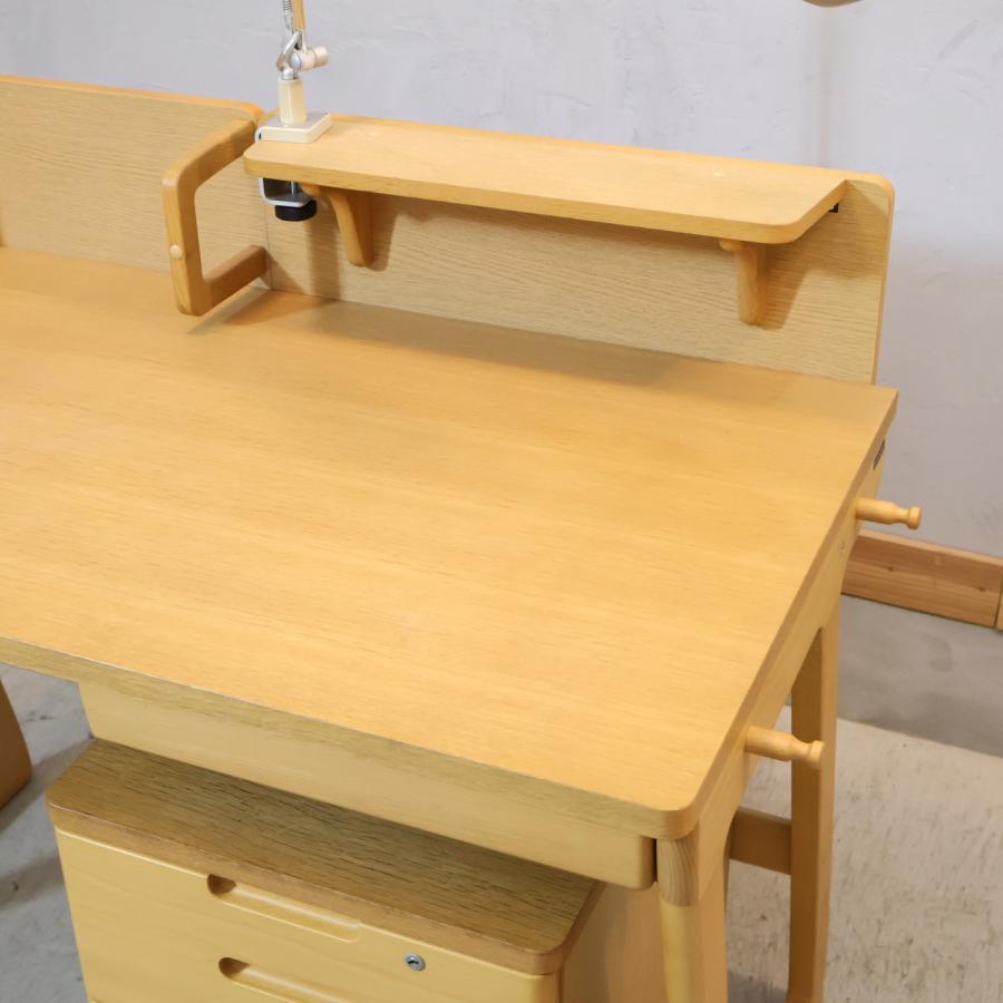 karimoku(カリモク家具)のティポリーノシリーズのオーク材 デスクセットです。ワゴンだけでなくブックスタンドとライトも付属していて、学習机としてはもちろん事務机としてもお使いいただけます♪ カリモク家具（KARIMOKU FURNITURE） karimoku ティポリーノ オーク材