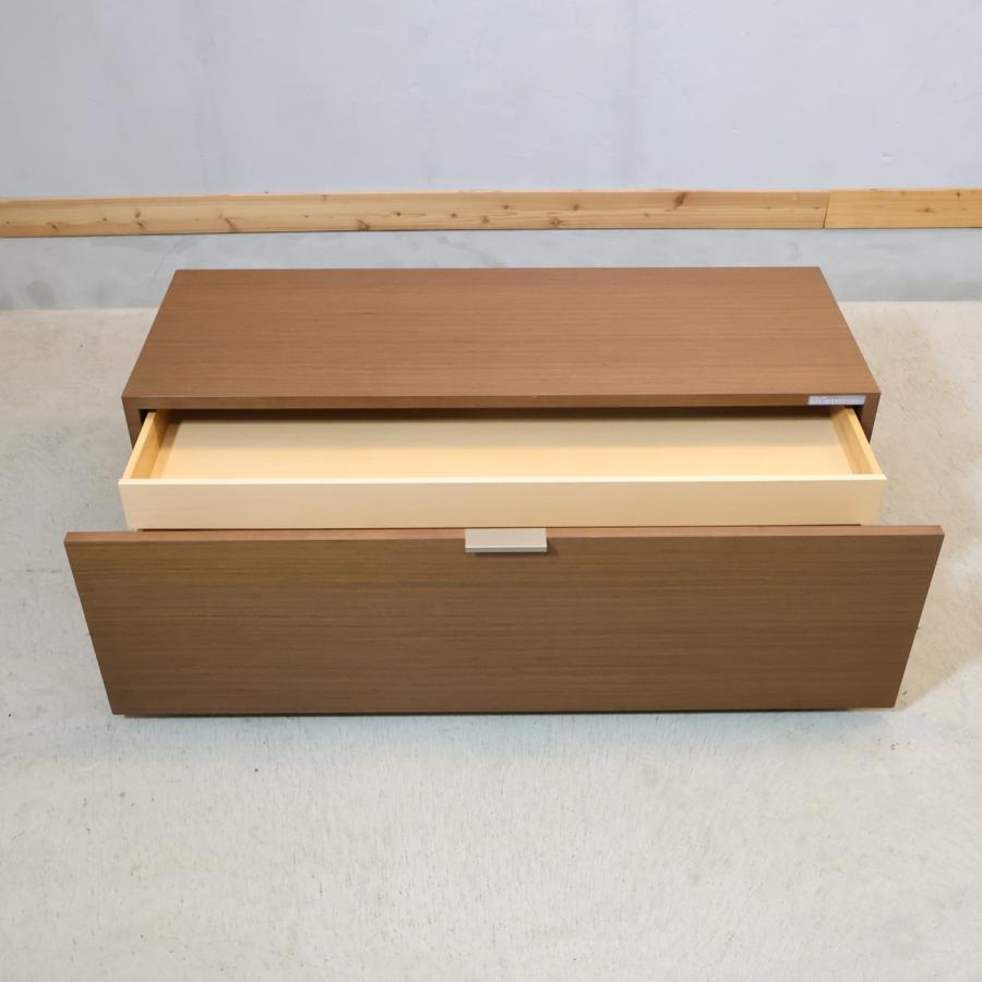 arflex(アルフレックス)のC.C.09 Hi-Fi ローボードです。ウォールナットの落ち着いたシックな色合いとスタイリッシュなフォルム。収納量豊富なドロワーが便利でテレビボードにも◎♪ arflex（アルフレックス） C.C.09 Hi-Fi ローボード ウォールナット