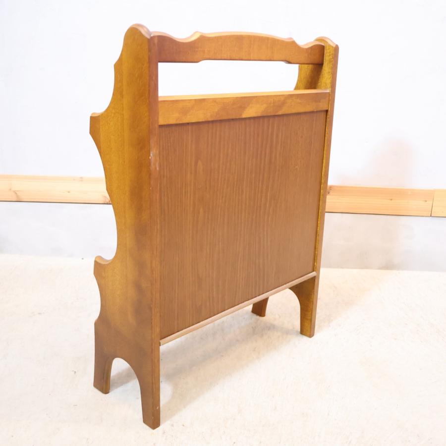 国内老舗家具メーカーkarimoku(カリモク家具)COLONIAL(コロニアル) スリッパラックです。アンティーク調のクラシックなデザインは上品な印象に。コンパクトでスリムなフォルムのスリッパ立て！ 国内老舗家具メーカーkarimoku(カリモク家具)のCOLONIAL(コロニアル