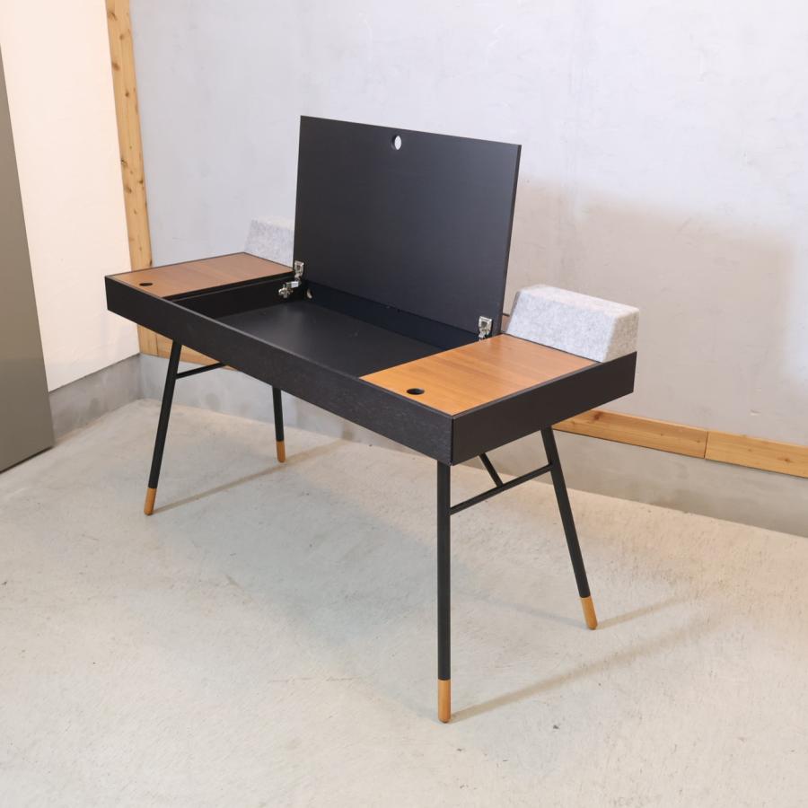 デンマークのブランド BoConcept(ボーコンセプト)のCupertino (クパチーノ)パーソナルデスク/スピーカー付きです。スッキリとしたモダンなデザインの事務机は書斎や寝室などにオススメ♪ デンマークのブランド BoConcept(ボーコンセプト)のCupertino