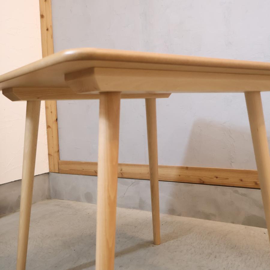 TON(トン)のIronica ダイニングテーブルです。スッキリとしたレトロなフォルムはレストランやカフェでも活躍するシンプルなデザイン。ナチュラルモダンな北欧スタイルにおススメのレトロな食卓です♪ TON トン Ironica ビーチ材 ダイニングテーブル 80cm 北欧スタイル