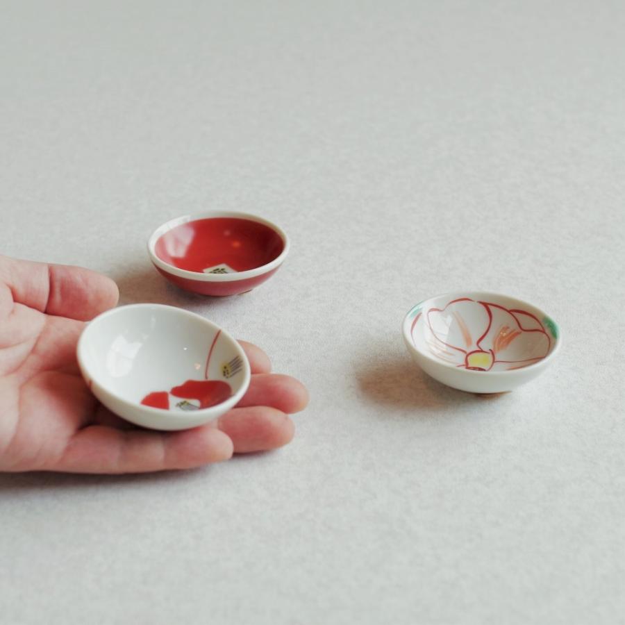 豆皿 3種の椿 弁柄の赤で描く 小さなツバキの絵 蔵珍窯 美濃焼 豆皿 3種の椿 弁柄の赤で描く 小さなツバキの絵 蔵珍窯 美濃焼