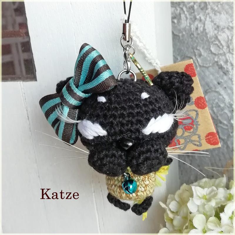 チョコミントリボンのおしゃまな黒猫ちゃん　（Katze さんの作品です。　とてもかわいい猫ちゃんのあみぐるみストラップ　おしゃれな黒猫ちゃん）