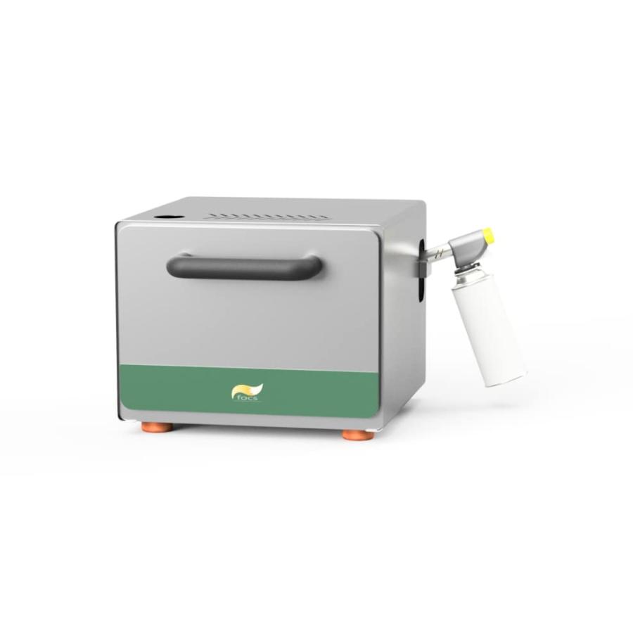 ガストーチ熱源式オーブン focsオーブン     商品情報    focs（フォックス）オーブンは、日本で誕生した電気を使わない世界で初めての対流式オーブン。 通常、熱い空気は庫内の上に集中し