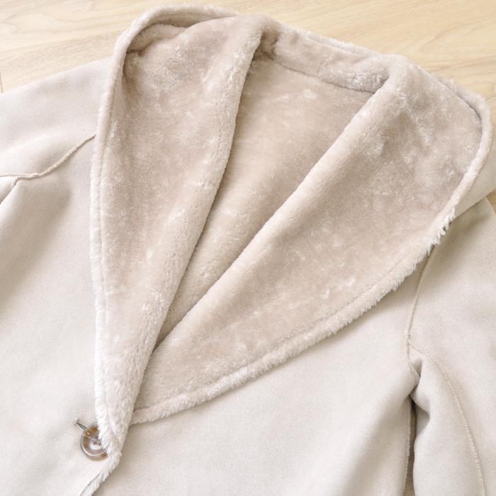 日本限定 女性 アウター 冬物 フェイクムートンコート レディース 上質なヌメリ感とソフトタッチな起毛が冬にぴったり ｍサイズ きれいめ ベージュ ひとつボタン フード付き 裏ボア 可愛い お洒落 コート アウター Affaires Sociales Gouv Cg