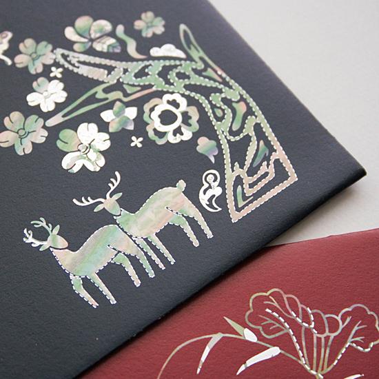 【新品】韓国国立博物館　螺鈿柄　メモ帳　手帳　韓国伝統工芸品　希少品　2冊セット 韓国 伝統 螺鈿モチーフ 封筒 赤・紺 2枚セット らでん プレゼント