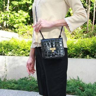 ペレバレンチノ牛革クロコ型押しバッグ