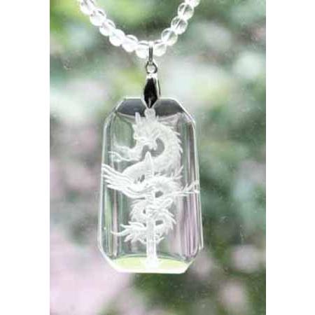 すぐに使える10％OFFクーポン】水晶彫刻「倶利伽羅龍王」ペンダント