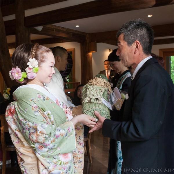 ワラ細工 鶴 ツル 米俵 出生体重 ウエイトライス 米俵出生体重 両親へ結婚式 飾り 鶴 |  | 03