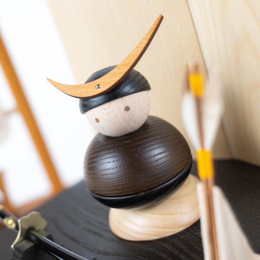 横幅46cm｜12号 武将 上杉謙信 収納兜 白金｜五月人形 コンパクト飾り